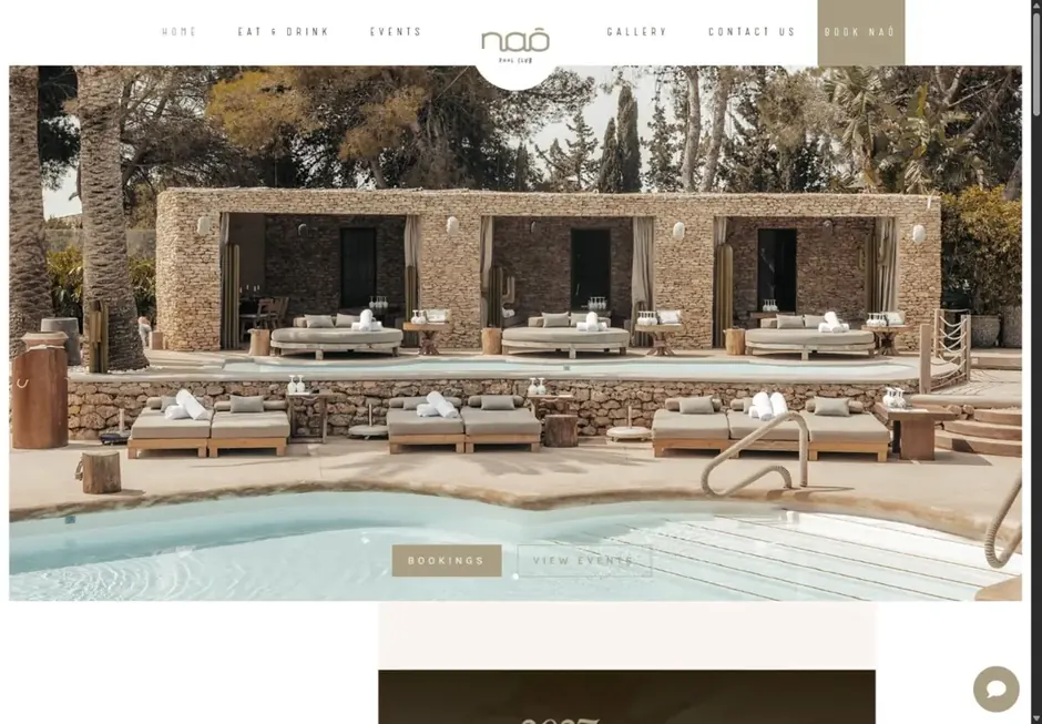 Web de Naô Pool Club con piscina y camas balinesas